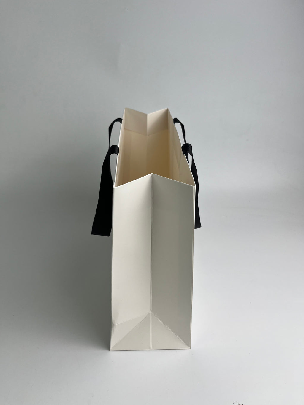 Custom 250gsm White Card Paper Shopping Bags with Wide Woven Handles